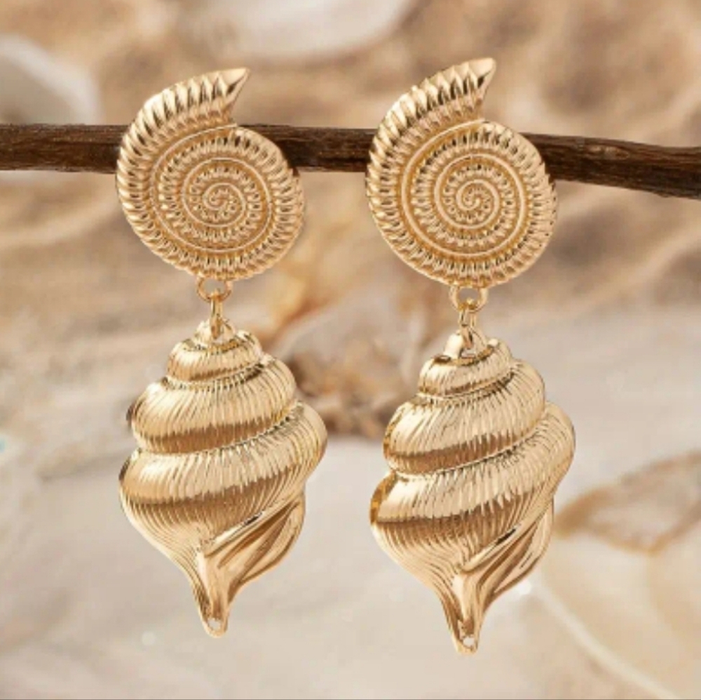 NEW! Elegant Gold Dangle Shell Earrings.